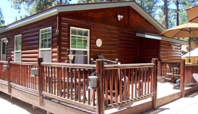 Meadow Retreat- Immaculate Log Style Cabin with Outdoor Spa!