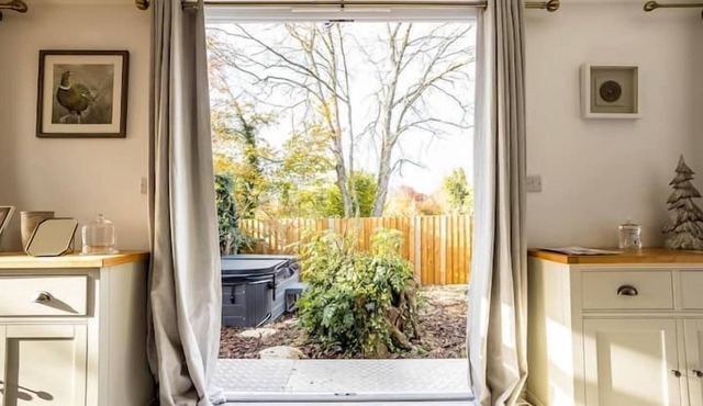 MEADOW - SLEEPS 2 | HOT TUB | BBQ | PETS ALLOWED | WI-FI | SECLUDED PATIO