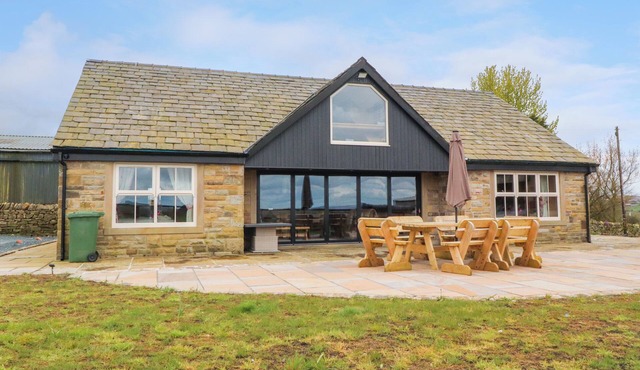 MEADOW TOP FARM BARN, family friendly, with hot tub in Clitheroe