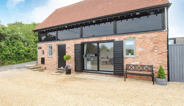 MEADOW VIEW BARN, family friendly, with a garden in Bere Regis