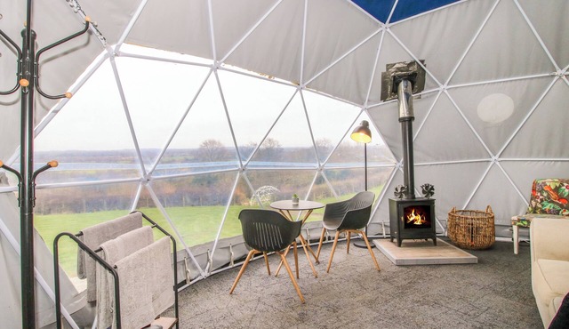 MEADOW VIEW - BRYN-MAWR RETREAT, romantic in Llanymynech