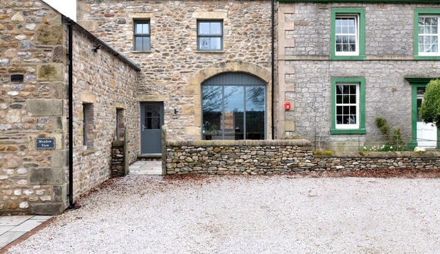 MEADOW VIEW COTTAGE, pet friendly, with open fire in Ingleton