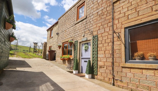 MEADOW VIEW COTTAGE, pet friendly, with a garden in Trawden