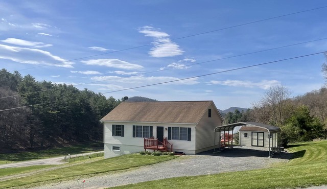 Meadow View: cozy rural home 2 miles away from Fisher Mountain Golf Course!