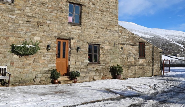 MEADOW VIEW, family friendly, character holiday cottage in Muker