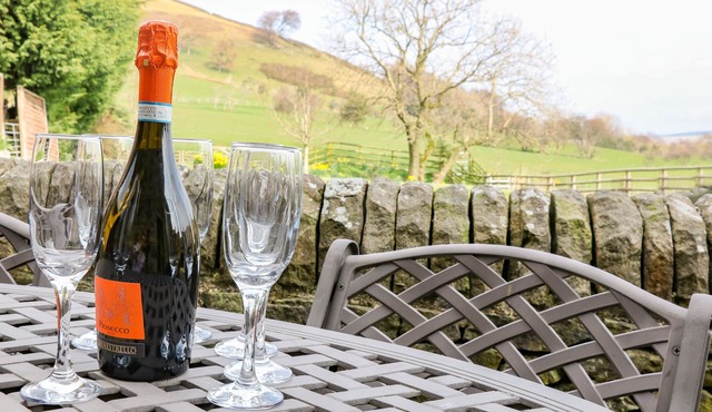 MEADOW VIEW, family friendly, luxury holiday cottage in Edale