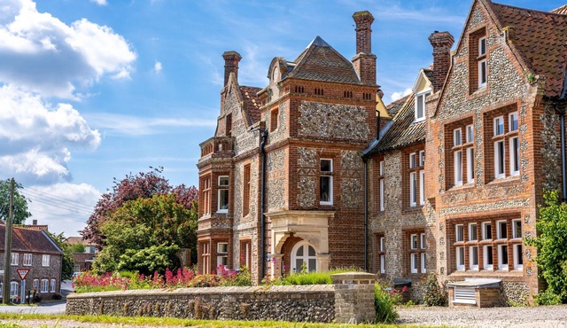 Meadow View is a perfect North Norfolk grown-up bolthole in the popular village of Binham. It is a s