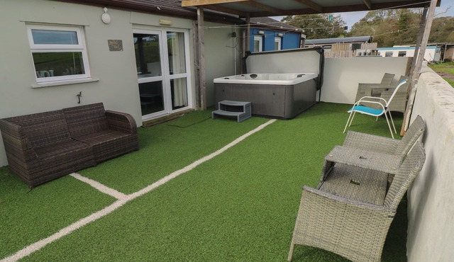 MEADOW VIEW, pet friendly, with hot tub in Laugharne