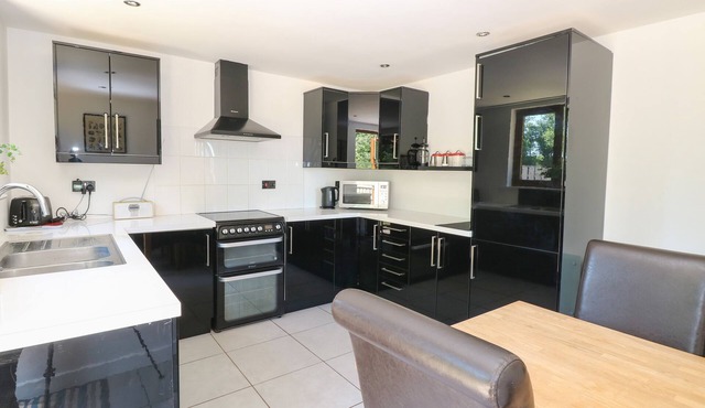 MEADOW VIEW, pet friendly, with open fire in East Harling