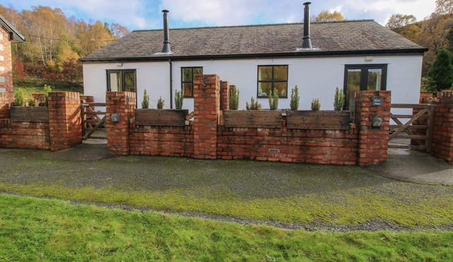 MEADOW VIEW, pet friendly, with open fire in Llanarmon-Yn-Ial