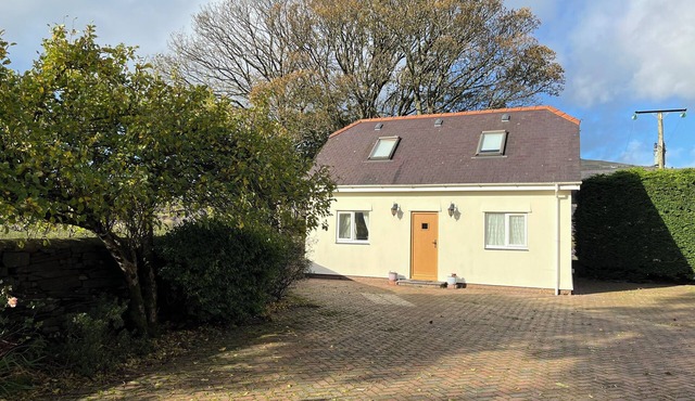 MEADOW VIEW, romantic, country holiday cottage in Penygroes