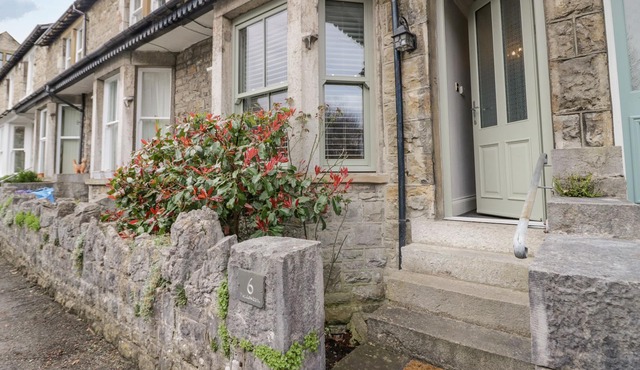 MEADOWBANK COTTAGE, family friendly, with open fire in Arnside