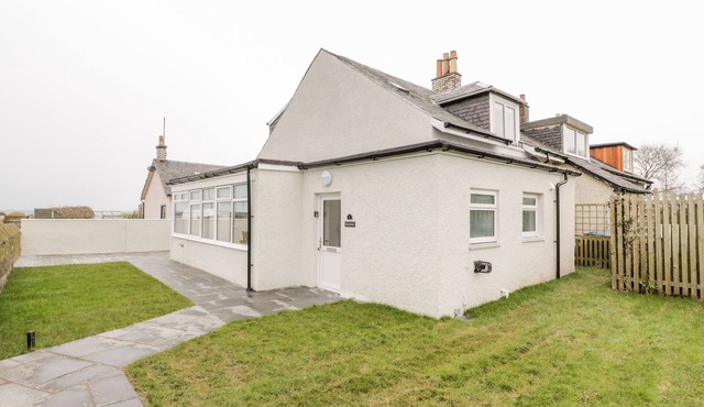 MEADOWBANK, pet friendly, country holiday cottage in Maidens