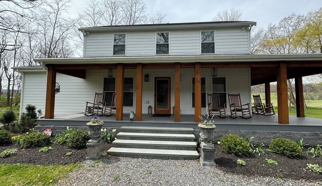 Meadowland Farmhouse with Beautiful Sunsets n5 minutes from town