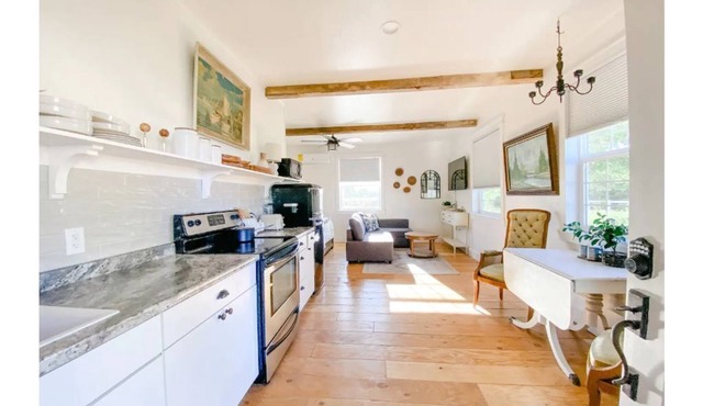 Meadowlark Cottage apartment, private entrance