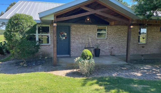 Meadow’s Edge Retreat - near Detroit, TXn
