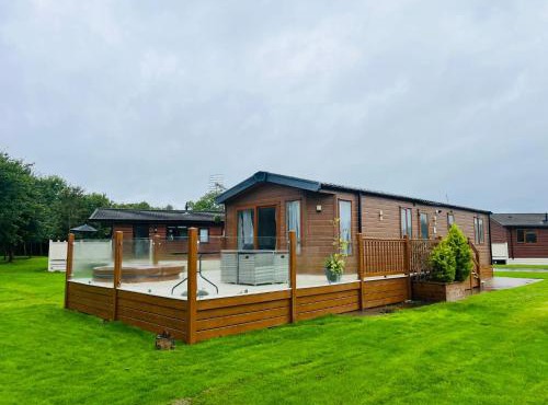 Meadows Lodge with Hot Tub