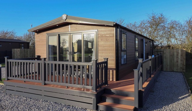 MEADOWS PARK 2, family friendly, with hot tub in Hornsea