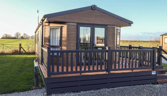 MEADOWS PARK 4, pet friendly, with hot tub in Hornsea
