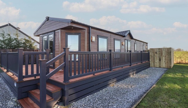 MEADOWS PARK 5, pet friendly, with hot tub in Hornsea