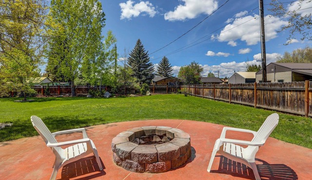 Meadows Valley Retreat - Rustic charm, Huge fenced yard, walk to dining, bar, and coffee