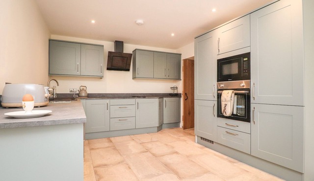 MEADOWSIDE BARN, pet friendly, character holiday cottage in Kirkham