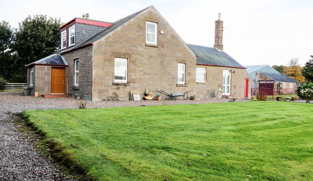 MEADOWSIDE FARM, family friendly, with open fire in Coupar Angus