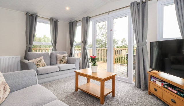 MEADOWSWEET LODGE, pet friendly, with a garden in Arkholme