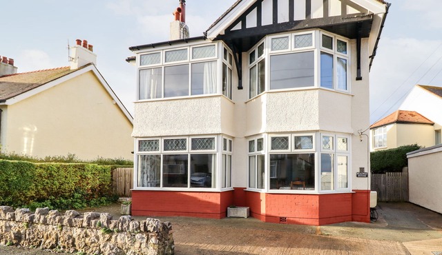 MEADWAY HOUSE, pet friendly, country holiday cottage in Rhos-On-Sea
