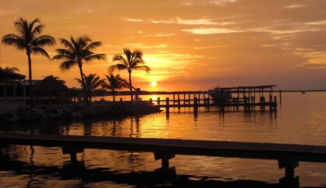 Meagan's Beach House - Bayfront Home with Breathtaking Sunrise and Sunsets