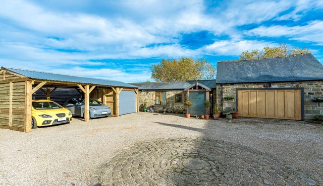 Meagill Cottage, Sleeps 4 with Hot Tub & Parking