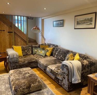Meagill Cottage Sleeps 4 with Hot Tub & Parking