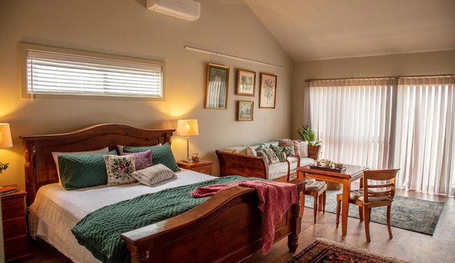 Meander Retreat - King Suite with rural views