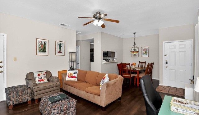 Med Center Condo w/Pool, Travel Nurses Welcome!