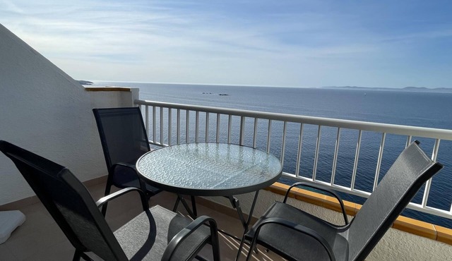 MEDI. Incredible sea views and community pool