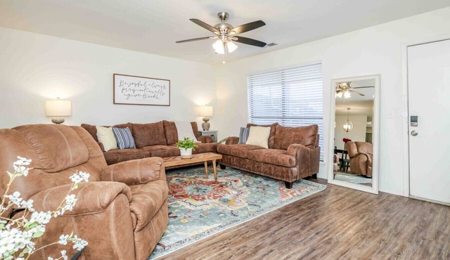 Medi-Park Retreat - Cheerful 2 BD near Hospitals!