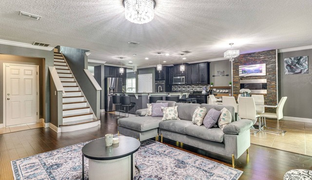 Media Lounge & Bar: Spacious Davenport Family Home