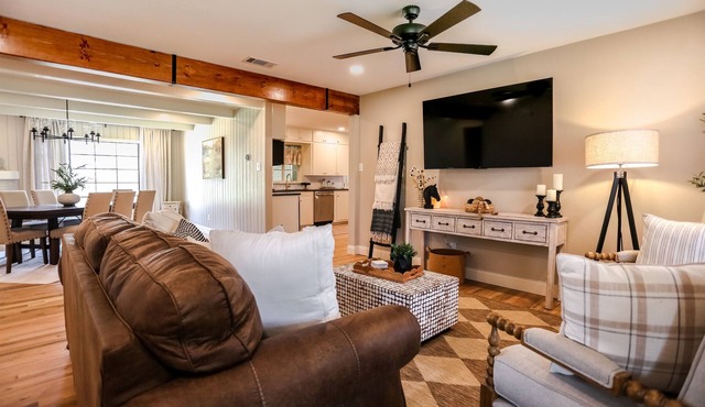Medical District Retreat 4 Bedroom Walk to Tech