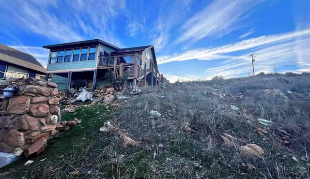 Medicine Creek Overlook Cabin w/hot tub-2 Bedroom