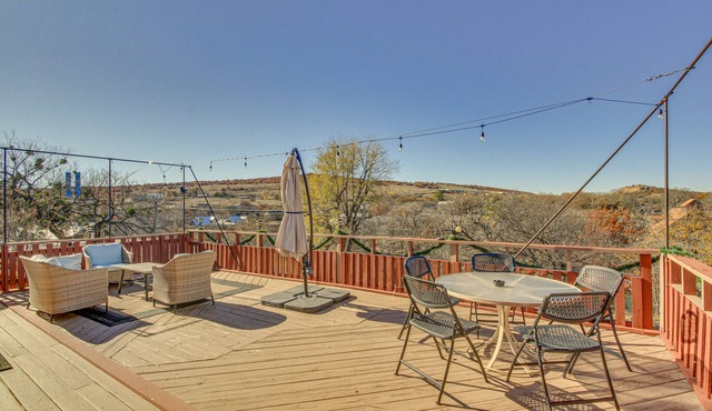 Medicine Park Getaway: Kayaks, Deck & Mtn Views!