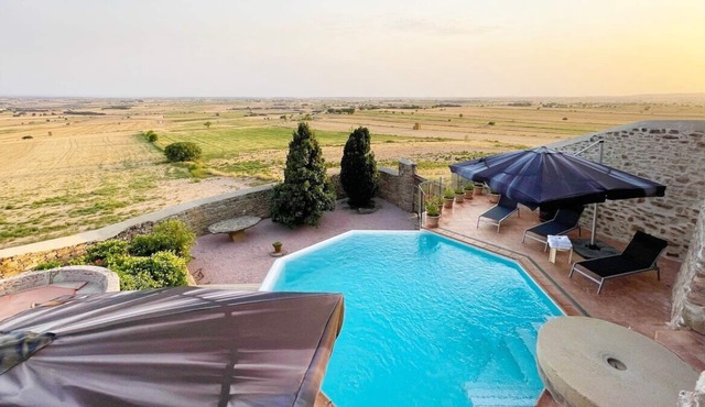 Medieval 16th Century Castle, 1 hour from Barcelona!