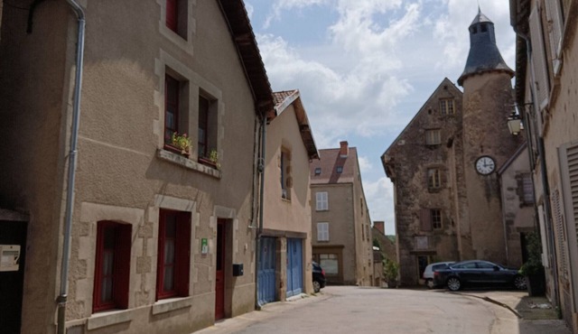 Medieval house in Berry with private courtyard and all-inclusive