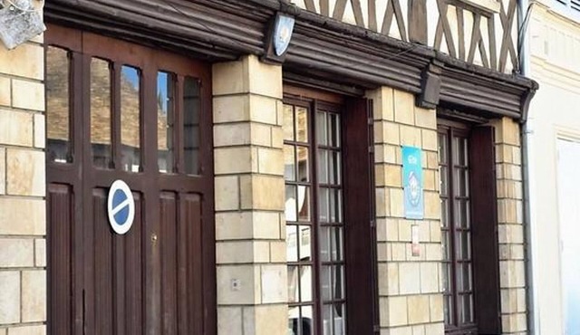 Medieval inn in Houdan with enclosed garden, pets allowed, WiFi and secure parking
