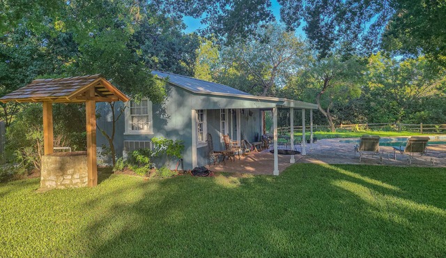 Medina River & Pool Hüs - Historic Tiny Cottage - River, Creek, Pool & Patio