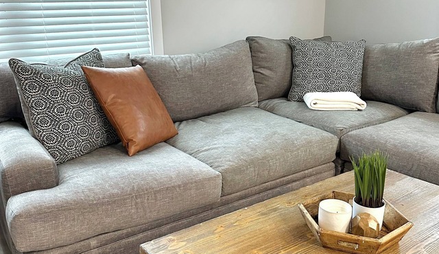 Medina Square Retreat - Spacious 4 bdrm home walking distance to the square