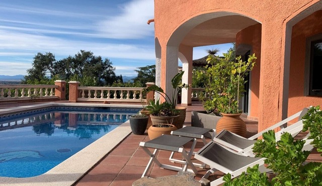 Mediterranean holiday home with private pool in quiet location