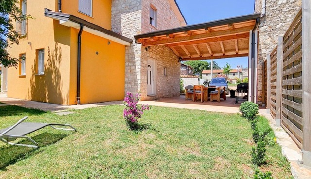 Mediterranean and dog-friendly holiday home with large garden
