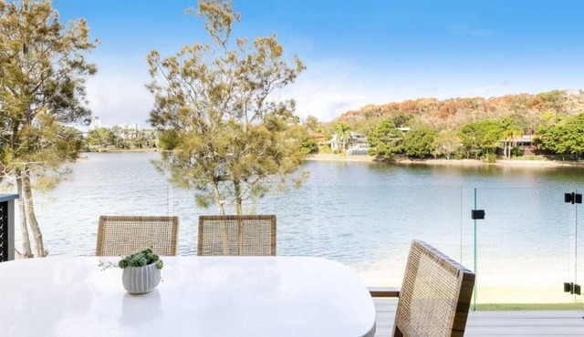 Mediterranean Villa by the lake, 5 minutes to Burleigh Heads