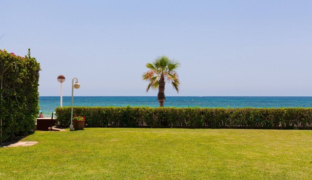 Mediterranean Beachfront house, sleeps 7 - CASA GERANIS