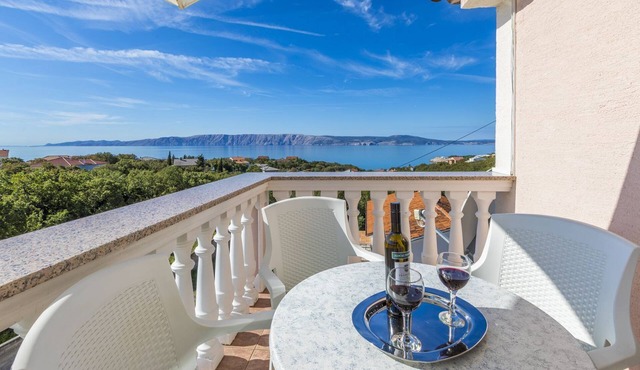 Mediterranean flat just 470 metres from the beach with sea view, baby cot, barbecue